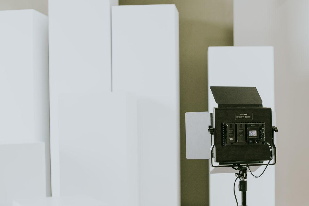 Een professionele studioverlichting setup met een focus op indeling en apparaatspecificaties.