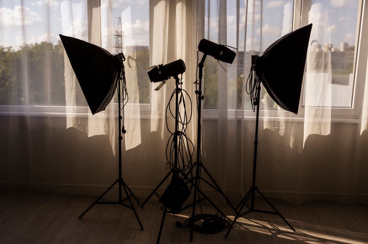 Een fotostudio in Lviv, Oekraïne, is ingericht met softboxen bij een raam om het natuurlijke daglicht vast te leggen.